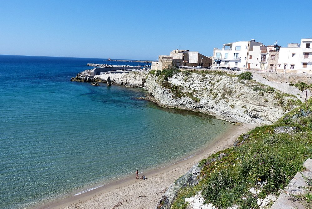La baia di Terrasini vista dal lungomare Peppino Impastato, accanto al chiosco della Villa a Mare